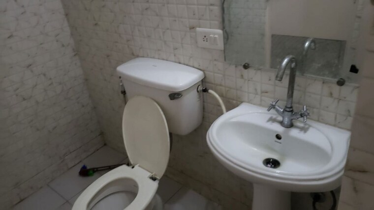 Bathroom, gaur-city-2-16th-avenue 2 Bedroom 1060 Sq.Ft. Apartment In Sector 16c Greater Noida Greater Noida 10751956