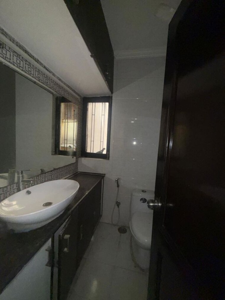 Bathroom, east of kailash 3 Bedroom 300 Sq.Yd. Builder Floor In East Of Kailash Delhi 10752005