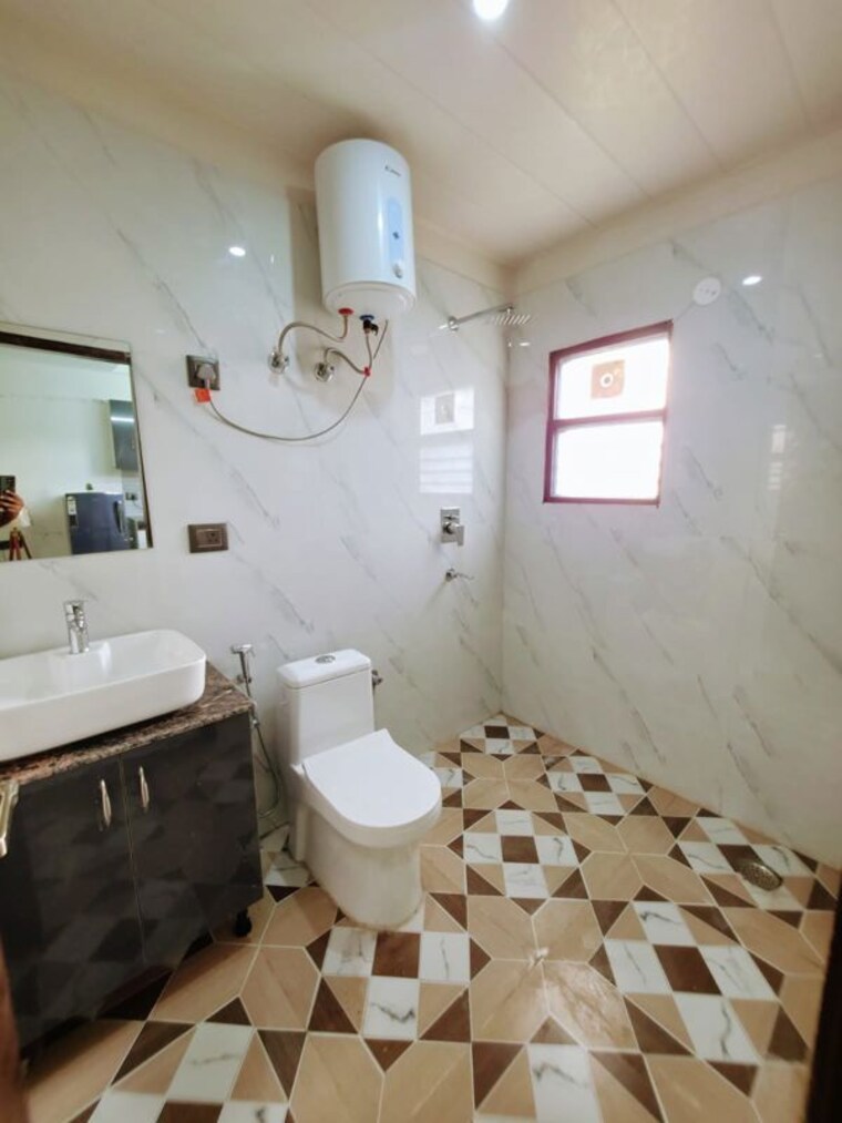 Bathroom, dlf-qerwa Studio 300 Sq.Ft. Builder Floor In Sector 28 Gurgaon 10752077