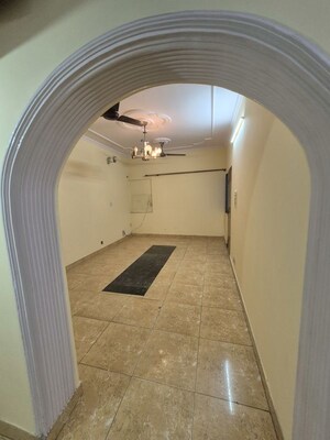 Hall in 3.5 BHK Apartment at Mayur Vihar – for Rent
