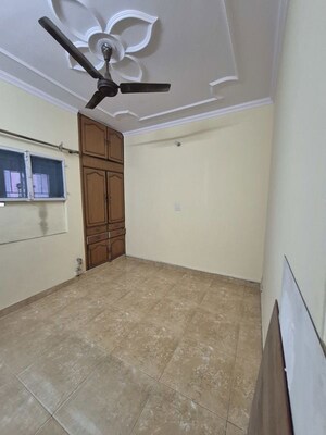 Room in 3.5 BHK Apartment at Mayur Vihar – for Rent
