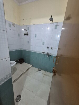 Bathroom in 3.5 BHK Apartment at Mayur Vihar – for Rent