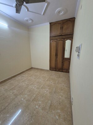 Room in 3.5 BHK Apartment at Mayur Vihar – for Rent