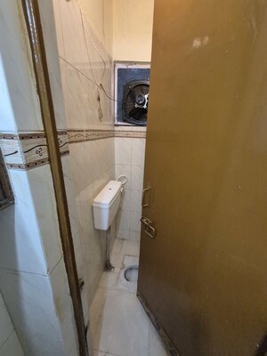 Bathroom in 3.5 BHK Apartment at Mayur Vihar – for Rent