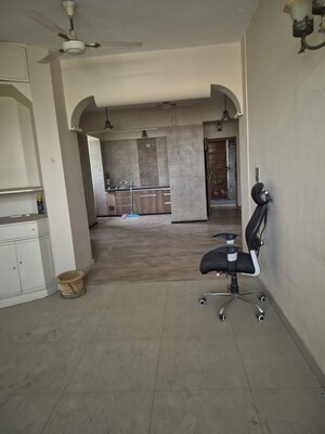Living Room in 2.5 BHK Apartment at Mayur Vihar – for Rent