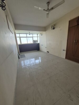 Living Room in 2.5 BHK Apartment at Mayur Vihar – for Rent