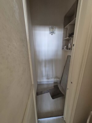 Room in 2.5 BHK Apartment at Mayur Vihar – for Rent