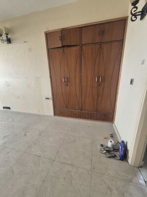 Bedroom in 2.5 BHK Apartment at Mayur Vihar – for Rent