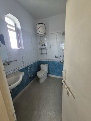 Washroom in 2.5 BHK Apartment at Mayur Vihar – for Rent