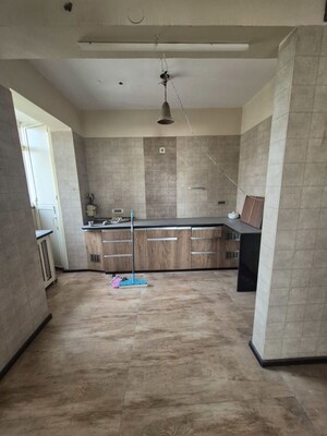 Furnished Amenities in 2.5 BHK Apartment at Mayur Vihar – for Rent