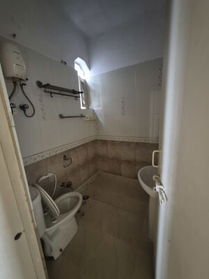 Attached Bathroom in 2.5 BHK Apartment at Mayur Vihar – for Rent