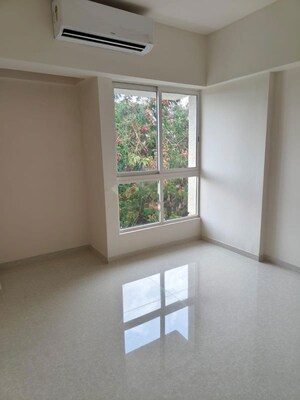 Room in 2 BHK Apartment at Lodha Amara, Kolshet Road – for Rent