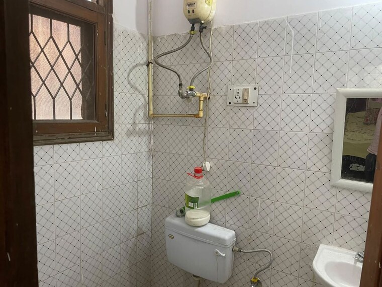 Bathroom, sector 40 1 RK 500 Sq.Ft. Independent House In Sector 40 Noida 10752358