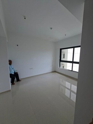 Room in 3 BHK Apartment at Kalpataru Immensa, Kolshet Road – for Rent