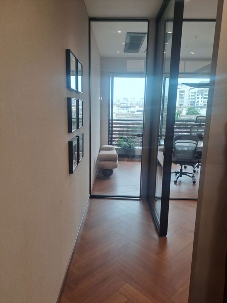 Room, adajan Commercial Office Space 434 Sq.Ft. In Adajan Surat 10752374