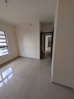 Room in 2 BHK Apartment at Piramal Vaikunth, Balkum Pada – for Rent