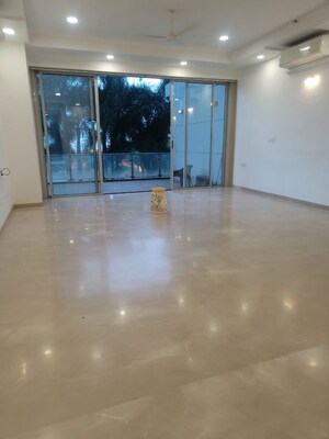 Room in 3 BHK Apartment at Kohinoor Square Altissimo, Dadar West – for Rent