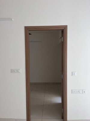 Room in 1 BHK Apartment at Godrej Nirvaan, Themghar – for Rent