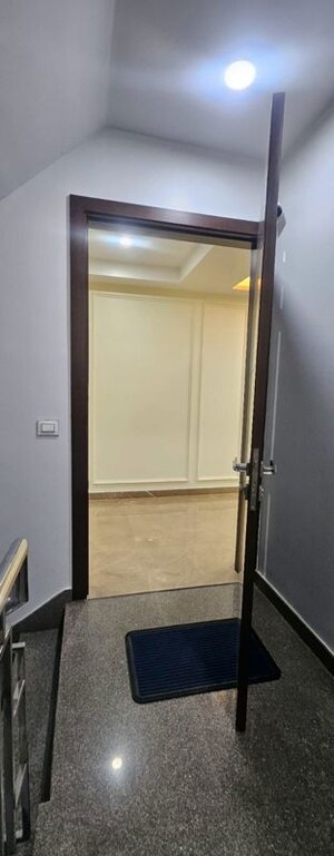 Furnished Amenities in 3 BHK Builder Floor at Sector 17 Dwarka – for Rent