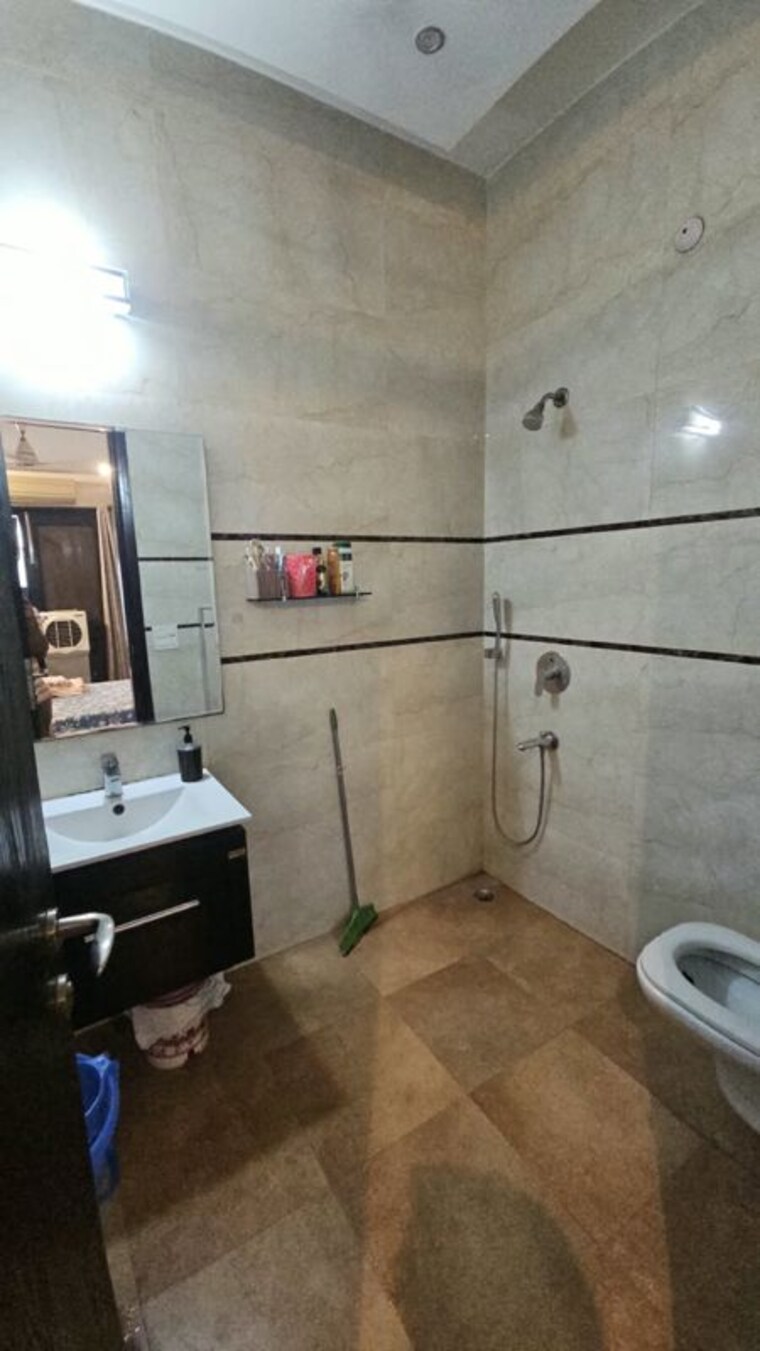 Bathroom, sushant lok i 2 Bedroom 215 Sq.Yd. Builder Floor In Sushant Lok I Gurgaon 10752772
