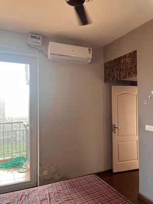 Room in 2 BHK Apartment at Supertech Hues, Sector 68 – for Rent