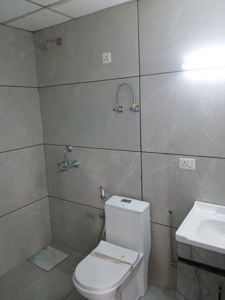 Bathroom, dlf ankur vihar 2 Bedroom 650 Sq.Ft. Apartment In Dlf Ankur Vihar Ghaziabad 10752851