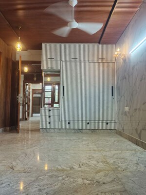 Room in 3 BHK Builder Floor at Sukhdev Vihar – for Rent