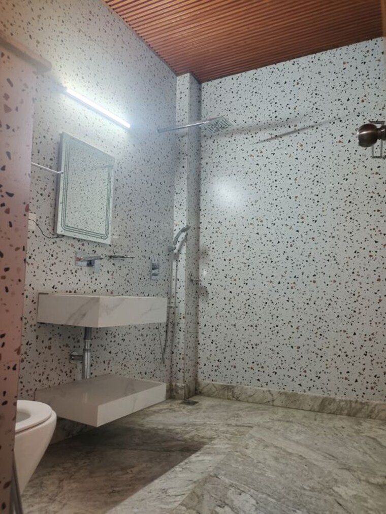 Bathroom, sukhdev vihar 3 Bedroom 2700 Sq.Ft. Builder Floor In Sukhdev Vihar Delhi 10752970