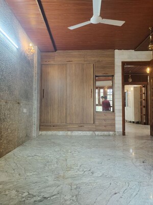 Room in 3 BHK Builder Floor at Sukhdev Vihar – for Rent