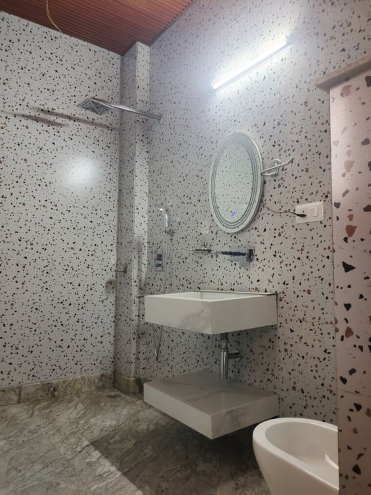 Bathroom, sukhdev vihar 3 Bedroom 2700 Sq.Ft. Builder Floor In Sukhdev Vihar Delhi 10752970