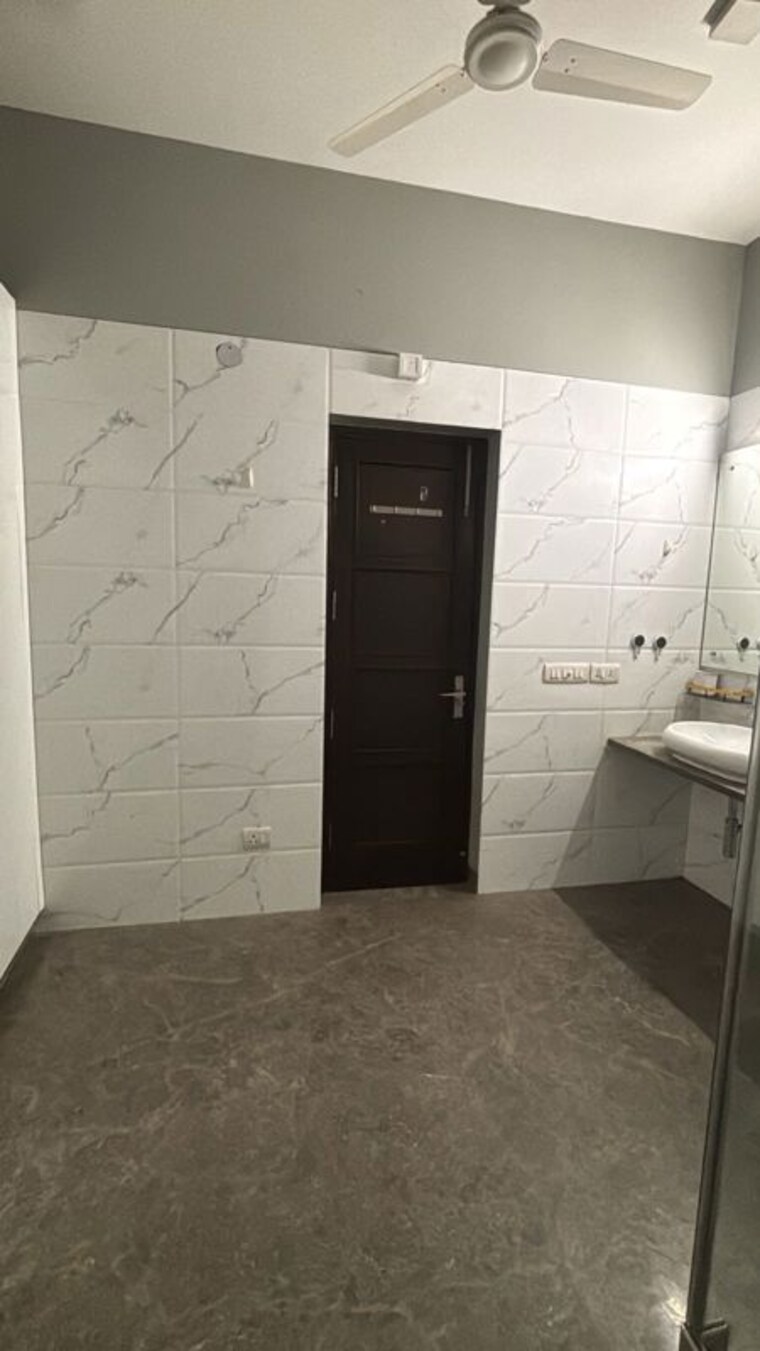 Bathroom, greater kailash ii 2.5 Bedroom 217 Sq.Yd. Builder Floor In Greater Kailash ii Delhi 10753127