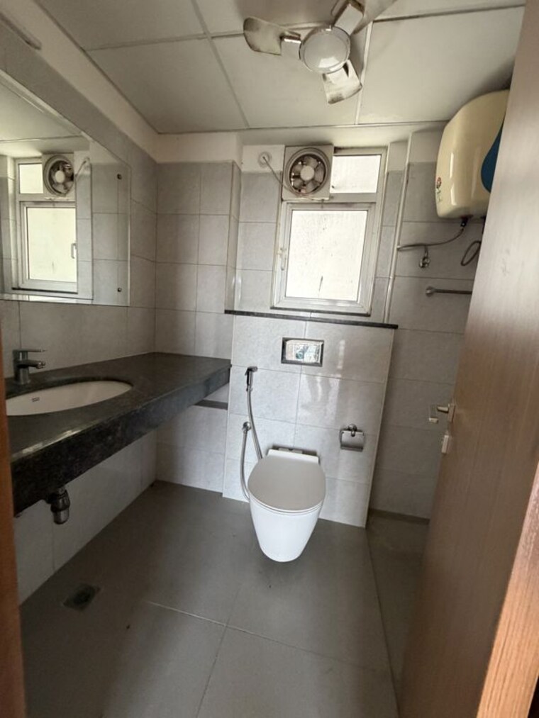 Bathroom, jm-orchid 3.5 Bedroom 1762 Sq.Ft. Apartment In Sector 76 Noida 10753126