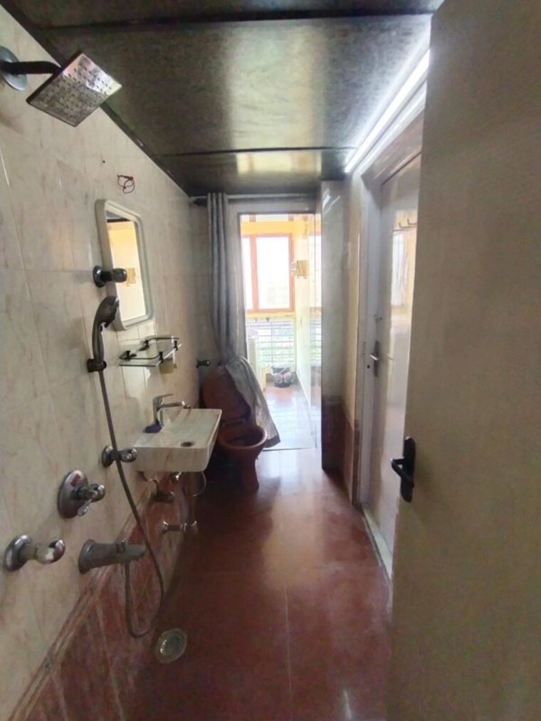 Bathroom, lokhandwala complex 2 Bedroom 750 Sq.Ft. Apartment In Lokhandwala Complex Mumbai 10753241