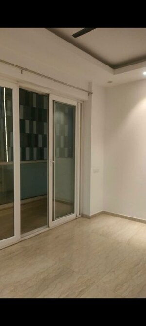 Room in 3 BHK Apartment at Prateek Edifice, Sector 107 – for Rent