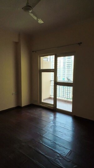 Room in 3.5 BHK Apartment at Aims Golf City, Sector 75 – for Rent