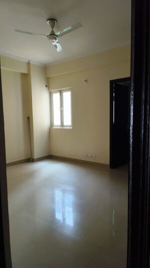 Room in 3.5 BHK Apartment at Aims Golf City, Sector 75 – for Rent