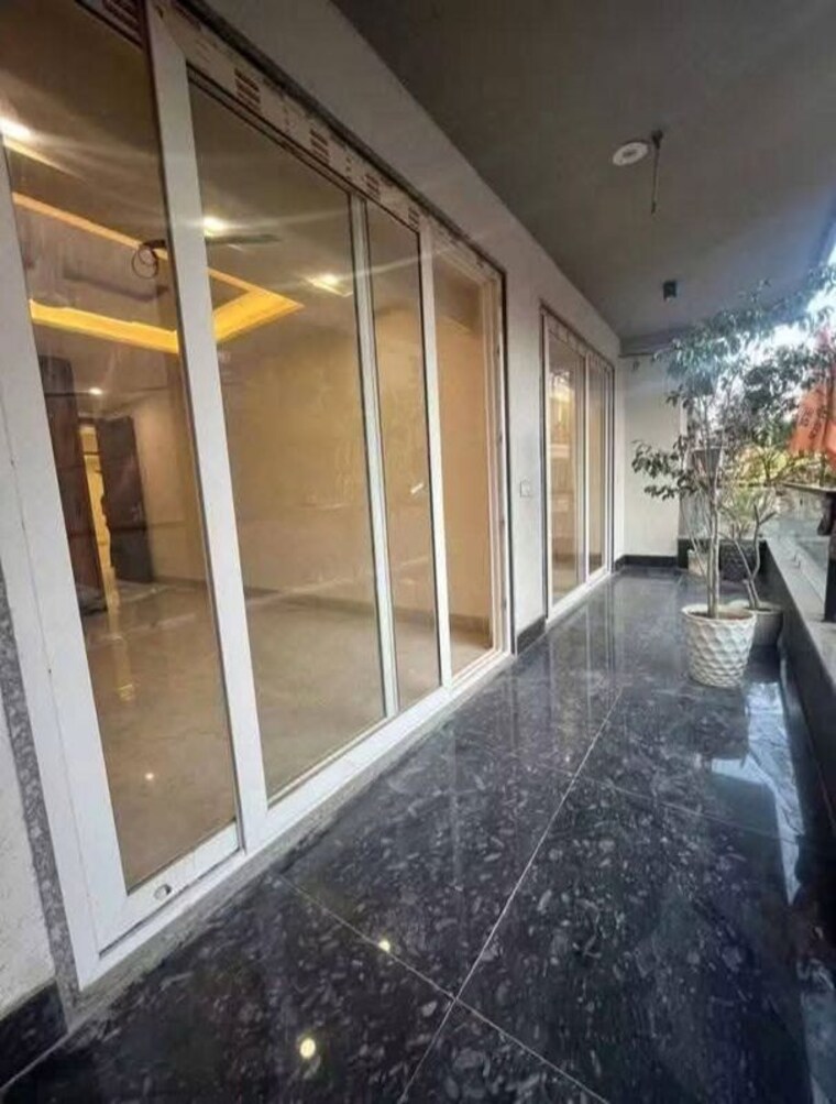 Balcony, hauz khas 3 Bedroom 250 Sq.Yd. Builder Floor In Hauz Khas Delhi 10753345