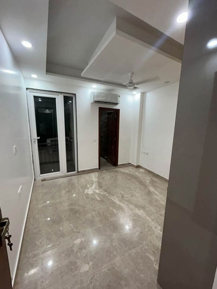Bedroom, chittaranjan park 3 Bedroom 160 Sq.Yd. Builder Floor In Chittaranjan Park Delhi 10753368