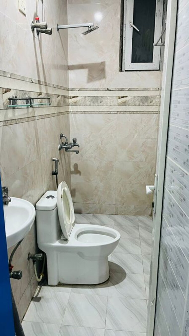 Bathroom, delta ii greater noida 1 Bedroom 200 Sq.Mt. Independent House In Delta Ii Greater Noida Greater Noida 10746286