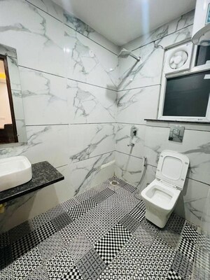 Bathroom in 1 BHK Builder Floor at Sector 43 – for Rent