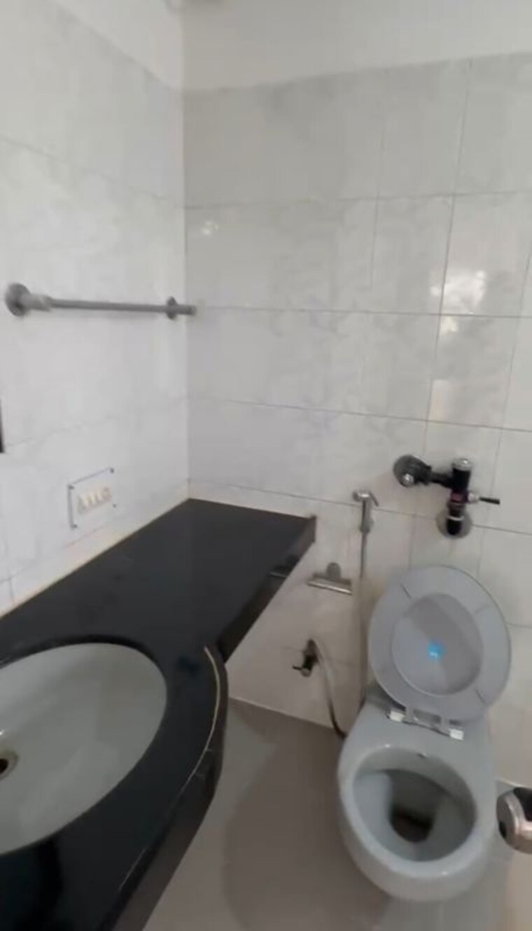 Bathroom, yash-apartments-model-colony 3 Bedroom 1450 Sq.Ft. Apartment In Model Colony Pune 10753885