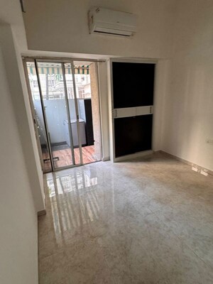 Room in 3 BHK Apartment at Lodha Amara, Kolshet Road – for Sale