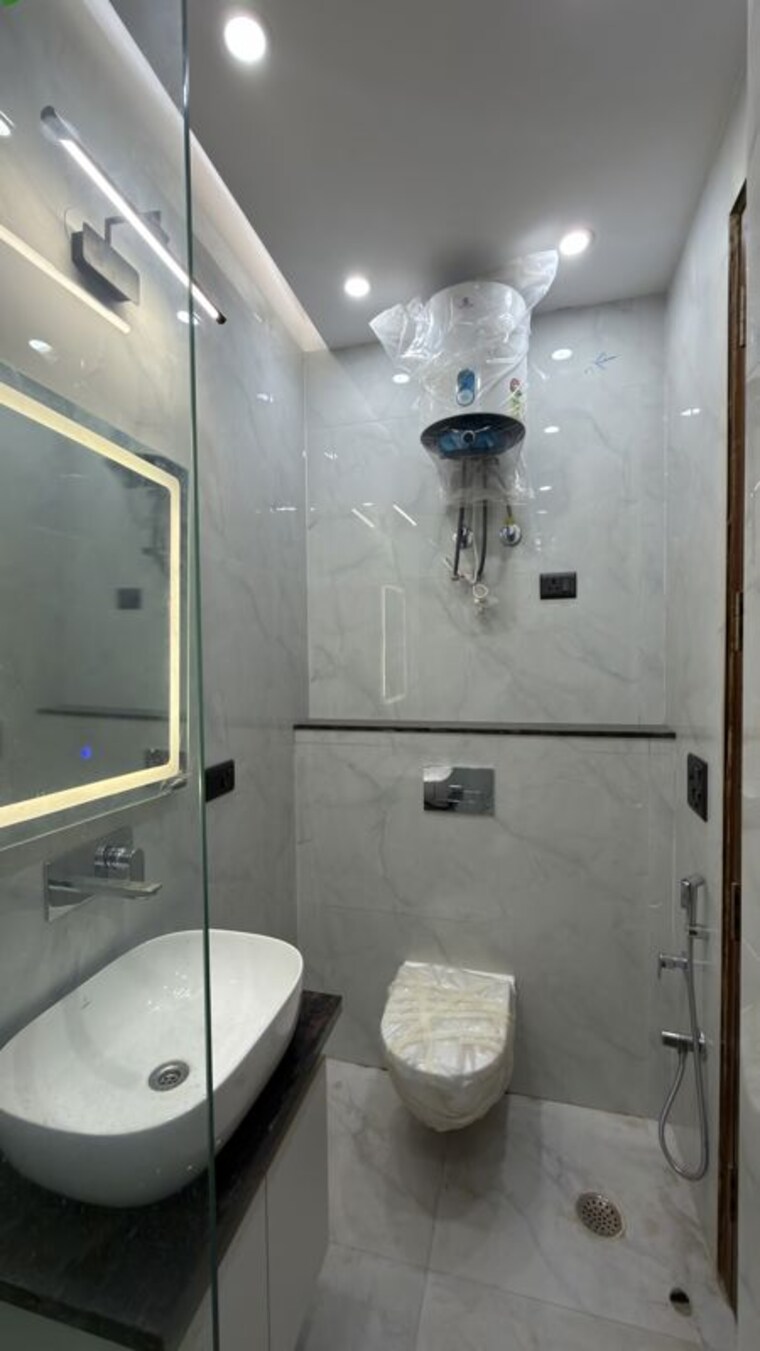 Bathroom, bptp-district-3 3 Bedroom 180 Sq.Yd. Builder Floor In Sector 85 Faridabad 10753925