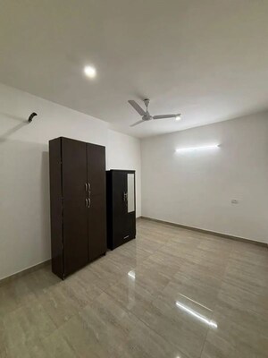 Room in 3 BHK Builder Floor at Nehru Enclave – for Rent