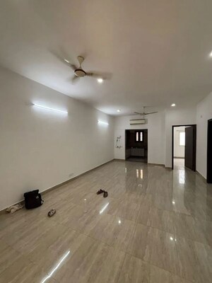 Room in 3 BHK Builder Floor at Nehru Enclave – for Rent
