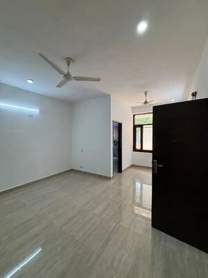 Room in 3 BHK Builder Floor at Nehru Enclave – for Rent