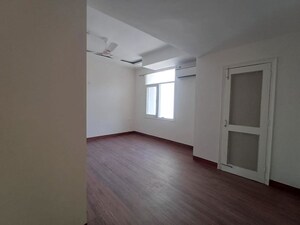 Room in 3 BHK Builder Floor at Sushant Lok I – for Rent