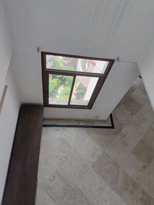Room in 3 BHK Builder Floor at Sushant Lok I – for Rent