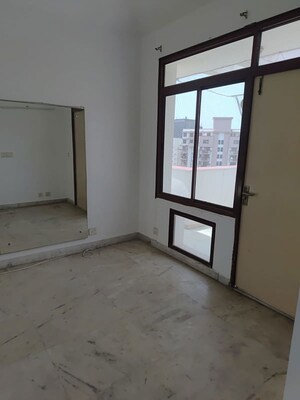 Room in 3 BHK Builder Floor at Sushant Lok I – for Rent