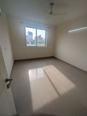 Room in 3.5 BHK Apartment at Emaar Emerald Floors Premier, Sector 65 – for Rent